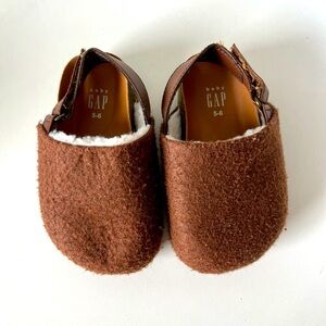 Gap clogs with Velcro strap and fuzzy interior size 5-6